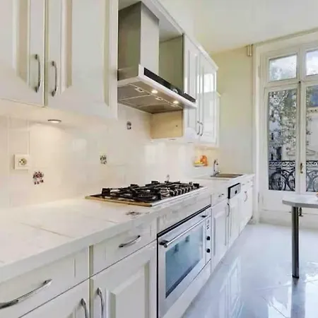 Elegant Roosevelt Париж